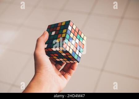 KORONADAL, PH – DEC 26, 2021: Il Cubo di Rubik fu inventato nel 1974 dallo scultore ungherese e professore di architettura Erno Rubik. Tenuta a mano 6x6 cubo. Foto Stock