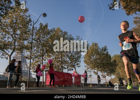 Un concorrente inizia a correre vicino alla Torre Eiffel nella maratona di Parigi di 20 chilometri il 25 ottobre 2021 (Foto di Dong li) Foto Stock