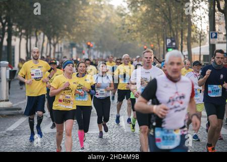 Partecipanti alla maratona di 20 chilometri il 25 ottobre 2021 a Parigi, Francia. (Foto di Dong li) Foto Stock