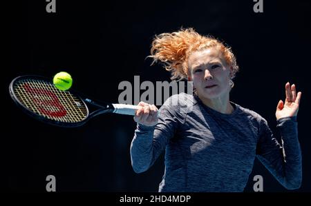 KATERINA SINIAKOVA (CZE) che si è allenata al Melbourne Summer Set Qualificando lunedì 2022 gennaio 2022, Melbourne Park Foto Stock