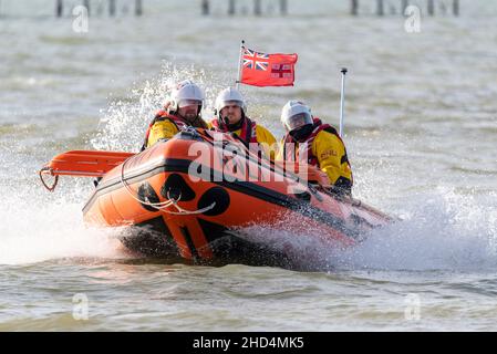 La scialuppa di salvataggio RNLI come sicurezza per i nuotatori nel mare dell'estuario del Tamigi a Southend on Sea, Essex, Regno Unito, per una nuotata di beneficenza di Capodanno per gli RNLI Foto Stock