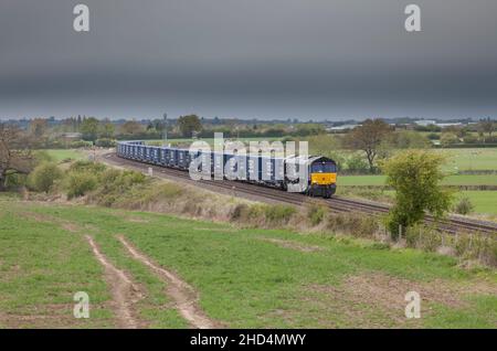 A dirigere i servizi ferroviari di classe 66 locomotore su Birmingham a Bristol linea con un treno merci che trasporta merci per Eddie Stobart e Tesco Foto Stock