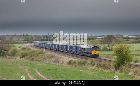 A dirigere i servizi ferroviari di classe 66 locomotore su Birmingham a Bristol linea con un treno merci che trasporta merci per Eddie Stobart e Tesco Foto Stock