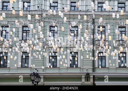 Mosca, Russia - 20 dicembre 2021, decorazioni della corsia Stoleshnikov a Mosca. La grande ghirlanda dalle lampadine elettriche si trova sopra la strada pedonale. Cancella Foto Stock