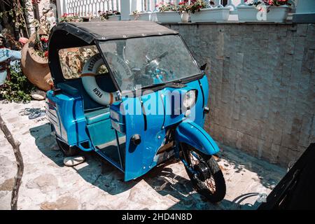 Scooter a motore blu nel cortile in una giornata di sole Foto Stock