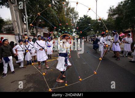 (220103) -- JAMMU, 3 gennaio 2022 (Xinhua) -- Un Sikh mostra le abilità di arte marziale tradizionali durante una processione religiosa per celebrare l'anniversario di nascita di Guru Gobind Singh, il decimo Sikh Guru, in Jammu, la capitale invernale di Kashmir indiano-controllato, 3 gennaio 2022. (Str/Xinhua) Foto Stock