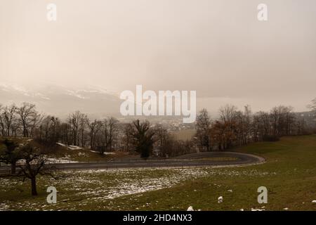 Vaduz, Liechtenstein, 14 dicembre 2021 Vista sulla valle del reno in una giornata di nebbia e le alpi nascoste Foto Stock
