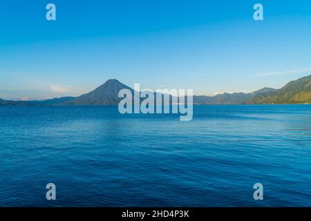 Bella vista del lago Atitlan da Panajachel e vulcani nelle Highlands del Guatemala Foto Stock