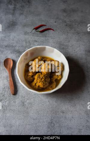Curry Gobi masala o arrosto di cavolfiore servito in una ciotola bianca. Vista dall'alto. Foto Stock