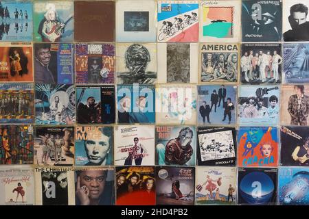 Atene, Grecia - 7 agosto 2019: Muro con vecchie copertine di dischi in vinile di rock pop soul e disco music. Foto Stock