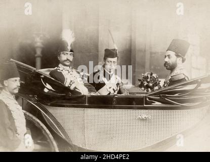 Fotografia vintage fine 19th secolo: Shah di Persia, Naser al-DIN, in una carrozza con Edward, Principe di Galles Inghilterra 1870's. Foto Stock