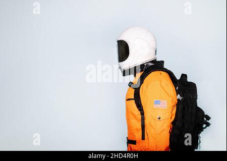 Uomo con casco astronauta che guarda di lato Foto Stock