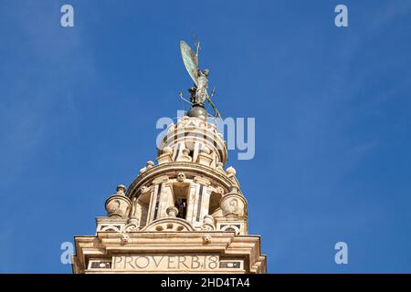 Sevilla, Spagna. La torre Giralda vista dal tetto della Cattedrale Foto Stock