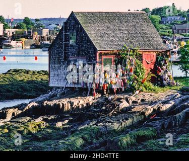 Una casa di barca coperta di boe di aragosta in Mackerel Cove a Bailey Island, Maine. Foto Stock