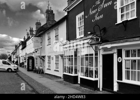 Negozi colorati sulla High Street, Kimbolton Village, Cambridgeshire; Inghilterra, Regno Unito Foto Stock