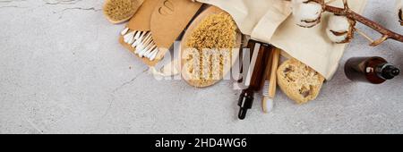 Set di prodotti ecologici su fondo grigio in cemento. Stile di vita sostenibile. Concetto privo di plastica. Disposizione piatta, vista dall'alto, mockup Foto Stock