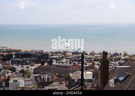 Un gabbiano che guarda al mare sopra Hastings Foto Stock
