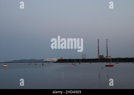 Baia di Dublino in serata come visto dal lungomare di Clontarf Foto Stock