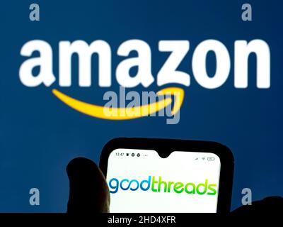 In questa illustrazione della foto, il marchio Good Threads di proprietà del logo Amazon visualizzato su uno smartphone Foto Stock