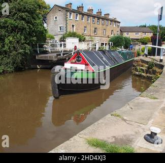 Chiatta cargo che attraversa il ponte sospeso sul canale Thanet o il ramo di Springs del canale Leeds e Liverpool. Foto Stock