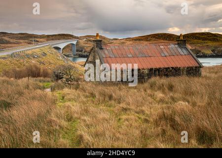 Il ponte Scalpay, o Drochaid Scalpaigh, tra le isole di Harris e Scalapigh nelle Ebridi esterne. Ho preso questo in una visita di volo al latt Foto Stock