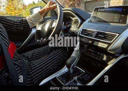 Donna anziana alla guida di un'auto costosa Foto Stock