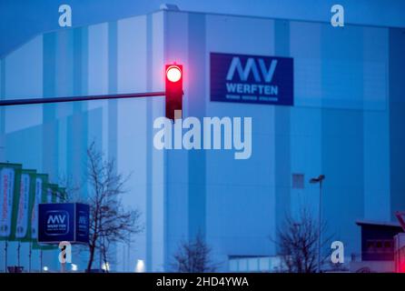 Wismar, Germania. 03rd Jan 2022. Un semaforo splende di rosso su una strada di accesso al sito MV Werften. Per il momento, lo stato di Meclemburgo-Pomerania occidentale non deve pagare un prestito di aiuto concordato di 78 milioni di euro (88 milioni di dollari USA) al proprietario di MV Werften Genting Hong Kong. La crisi a MV Werften, che attualmente conta circa 2.000 dipendenti e attività a Stralsund, Rostock e Wismar, continua a venire in testa. Credit: Jens Büttner/dpa-Zentralbild/dpa/Alamy Live News Foto Stock