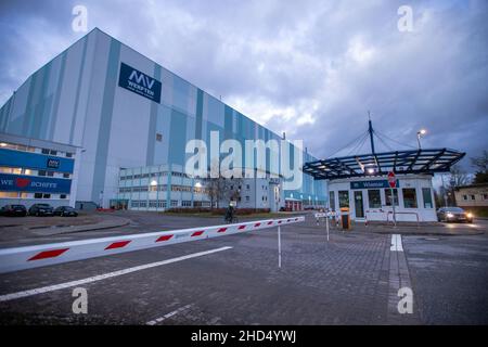 Wismar, Germania. 03rd Jan 2022. Le barriere sulla strada di accesso al sito MV Werften sono state chiuse. Per il momento, lo stato di Meclemburgo-Pomerania occidentale non deve pagare un prestito di aiuto concordato di 78 milioni di euro (88 milioni di dollari USA) al proprietario di MV Werften Genting Hong Kong. La crisi a MV Werften, che attualmente conta circa 2.000 dipendenti e attività a Stralsund, Rostock e Wismar, continua a venire in testa. Credit: Jens Büttner/dpa-Zentralbild/dpa/Alamy Live News Foto Stock