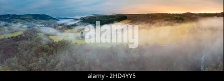 Era un'altra mattina a Glen Coiltie oggi, con la nebbia che si prolungava sulle Cascate Divach, Drumnadrochit e Loch Ness. Era meno denso di sì Foto Stock