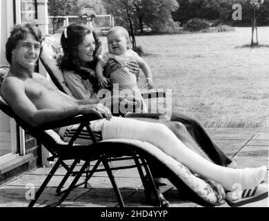 Nottingham Forest e il calciatore inglese Trevor Francis con la moglie Helen e il loro bambino Matthew a casa loro a Newark. Un anno fa Trevor ha segnato il traguardo vincente nella finale della Coppa europea, ma con gravi lesioni si trova a casa con la sua famiglia mentre i suoi compagni di squadra giocano nella finale della Coppa europea 1980 Foto Stock