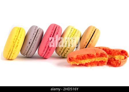 Biscotti macaroni interi e rotti isolati su sfondo bianco. Foto Stock