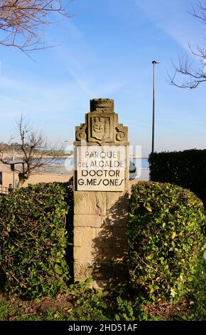 Monumento in pietra al dottor Manuel González-Mesones Sindaco di Santander Cantabria Spagna tra il 1946 e il 1967 nel parco che gli prende il nome Foto Stock