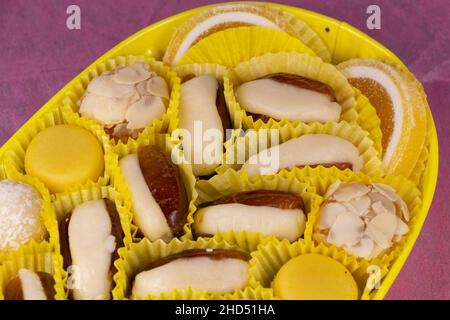 Caramelle di pasta di mandorle e date per Natale Foto Stock