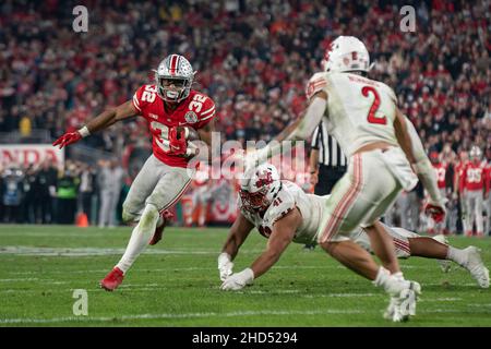 Ohio state Buckeyes running back TreVeyon Henderson (32) esegue la palla durante la partita del Rose Bowl 108th tra gli Ohio state Buckeyes e lo Utah Ut Foto Stock