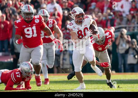 Utah Utes Tight End Brent Kuithe (80) guadagna ulteriore yardage dopo aver fatto un fermo durante la partita 108th Rose Bowl tra gli Ohio state Buckeyes e il Foto Stock