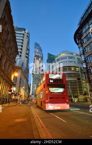 Autobus per la città, Gracechurch Street, incrocio di Lombard e Fenchurch Street, City of London, Regno Unito Foto Stock