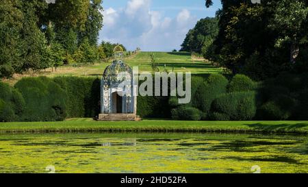 La Birdcage oltre il Great Basin nei giardini della Melbourne Hall. Foto Stock