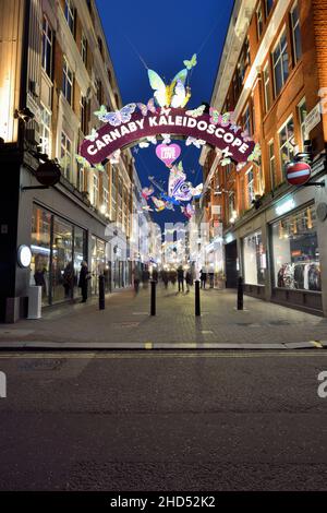 Luci serali di Carnaby Street, Soho, vicino a Regent Street, Westminster, Londra, Regno Unito Foto Stock