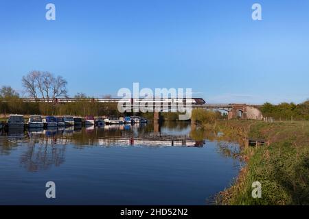 Treni di fondo treno ad alta velocità ( Intercity 125 ) che attraversa il viadotto del fiume Avon a Eckington riflesso nel fiume. Foto Stock