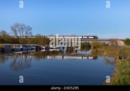 Treni di fondo treno ad alta velocità ( Intercity 125 ) che attraversa il viadotto del fiume Avon a Eckington riflesso nel fiume. Foto Stock