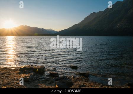 Tramonto sul lago Wenatchee nelle montagne North Cascade Foto Stock