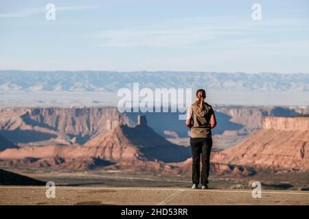 La giovane donna si affaccia su Castle Valley, Utah da la Sals. Foto Stock