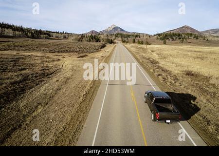 Il pick-up-camion guida dritto verso's Hahn's Peak, Colorado Foto Stock