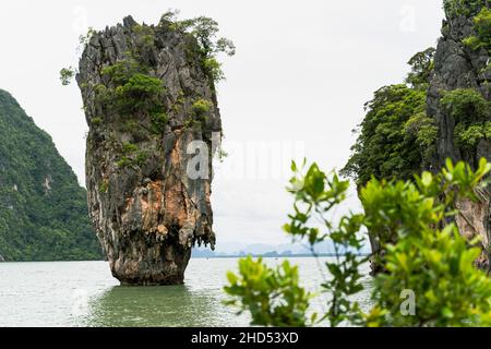 Famosa isola di James Bond vicino a Phuket in Thailandia Foto Stock