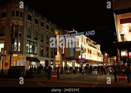 Newcastle upon Tyne Regno Unito: 18th Nov 2021: Northumberland Street Lights sulla zona commerciale di Newcastle (decorazioni/luci di Natale all'aperto) Foto Stock