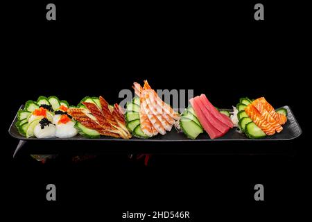 Piatto di sashimi giapponese con salmone crudo, tonno, anguilla unagi alla griglia Foto Stock