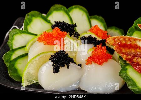 Primo piano di seppie con girovita di pesce volante, cetrioli e lime Foto Stock