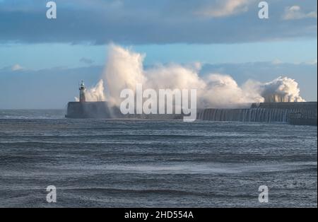 Le onde della tempesta colpiscono il muro del mare a Newhaven in Sussex, Inghilterra Foto Stock