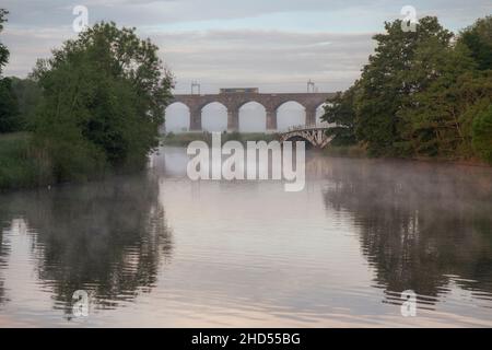 Freightliner classe 66 locomotiva diesel che attraversa il viadotto di Dutton sulla linea principale della costa occidentale a Cheshire Foto Stock