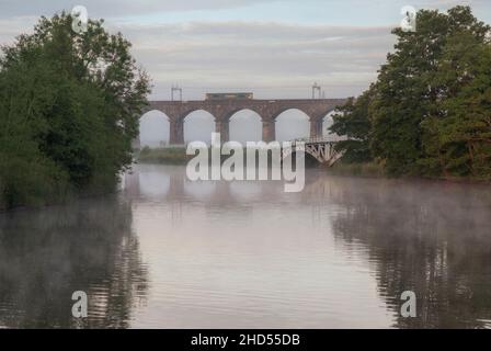 Freightliner classe 66 locomotiva diesel che attraversa il viadotto di Dutton sulla linea principale della costa occidentale a Cheshire Foto Stock